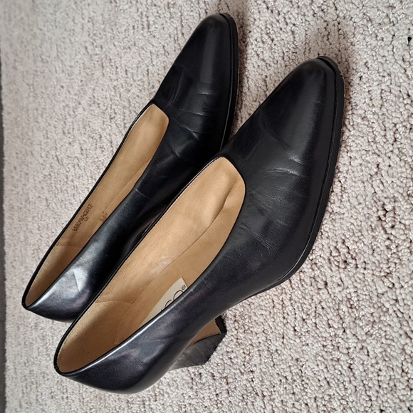CALICO Low-heeled Leather Pumps - Picture 10 of 10